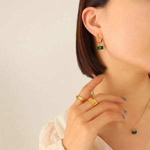 Vintage Goldschmuckset mit Smaragd-Zirkonia-Steinen, Ohrringen, Halskette und Ringen