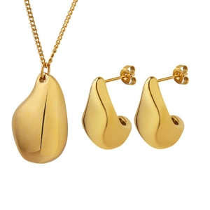 Ensemble de bijoux dorés avec collier pendentif goutte d'eau et boucles d'oreilles