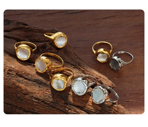 Macro-detail van vintage gouden en zilveren ringen met witte parelmoer inleg