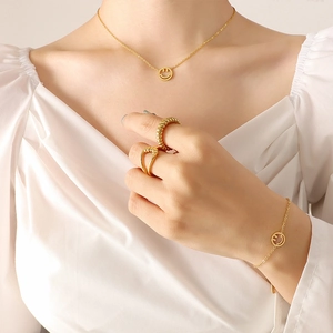 Smiley Gesicht Hohl Titanstahl 18K Vergoldet Halskette Armband Ohrstecker Trendiger Damenschmuck Mode