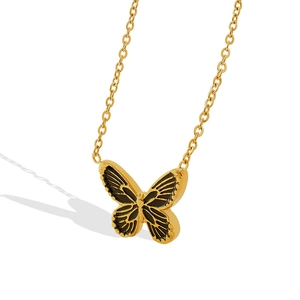 Collier élégant plaqué or 18 carats avec pendentif papillon et émail noir sur chaîne O