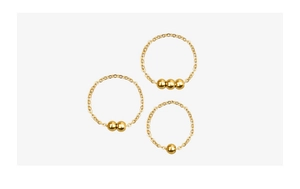 Détail de bagues chaînes en or 18k minimalistes avec une, deux et trois perles polies
