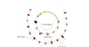 Dettaglio del set collana e bracciale a catena dorata con pietre preziose naturali