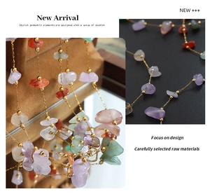 Dettaglio della collana con pietre naturali multicolori, perline d'oro e catena fine