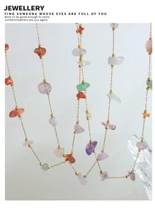 Dettaglio della collana di pietre naturali colorate con perle dorate e catenina sottile