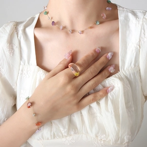Set di Gioielli in Acciaio al Titanio con Pietre Naturali in Stile Francese per Donna Set di Collana e Bracciale con Pietre Grezze Dorate