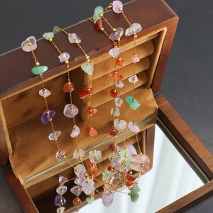Set collana e bracciale dorati con pietre naturali colorate e perline eleganti