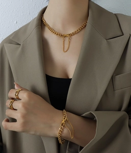 Detalle macro de conjunto de collar de cadena de oro de 18k con hebilla cuadrada