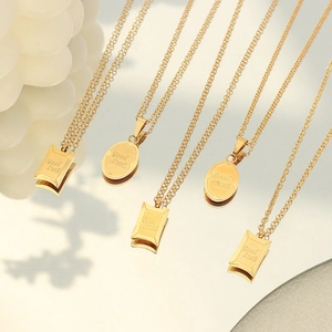 Collane con ciondolo Good Luck dorato, finitura lucida e catenina sottile elegante