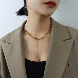 Collar de cadena gruesa dorada con cierre de borla para un estilo profesional