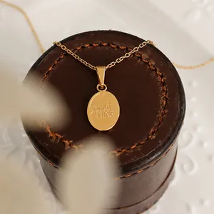 Collana con pendente ovale dorato Good Luck in stile vintage francese minimalista