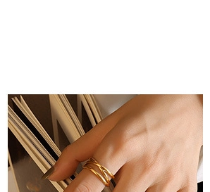 Vue détaillée d'une bague dorée minimaliste à plusieurs couches au fini poli brillant