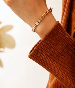 Détail d'un collier U-link plaqué or 18K avec des zircons baguette sur un mannequin