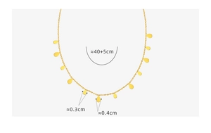 Détails macro du collier en acier titane doré avec pendentifs goutte et dimensions