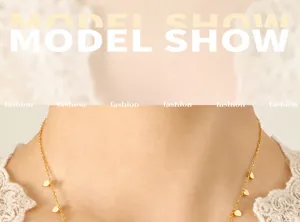 Ras du cou en titane 18K doré avec pendentifs cœurs porté par un mannequin