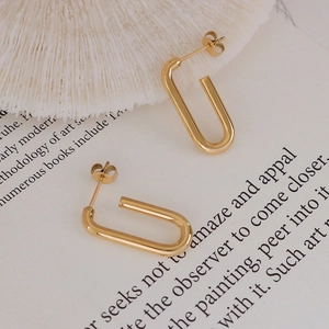 Polierte 18k vergoldete U-förmige geometrische Ohrringe aus Edelstahl im minimalistischen Stil