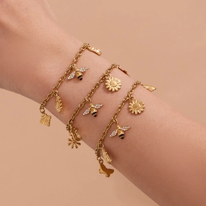Gouden schakelarmband met bedeltjes van een bij, madeliefje en vlinder voor dames