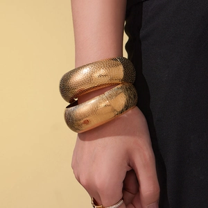 Bracciali rigidi dorati con texture a scaglie e finitura in metallo spazzolato alla moda