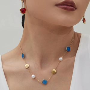 18K vergoldete Edelstahlkette mit Katzenaugen und Perlen am Modell präsentiert
