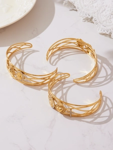 Détail de breloques en relief d'étoile et de cœur sur bracelets évidés plaqués or 18k