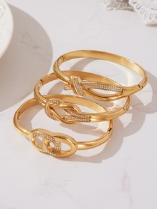 Détail de bracelets dorés avec micro-pavage de zircons cubiques et finitions de luxe