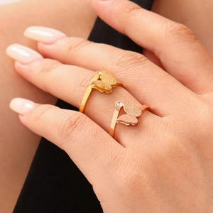 Elegante vlinderringen in goud en roségoud met matte afwerking voor dames