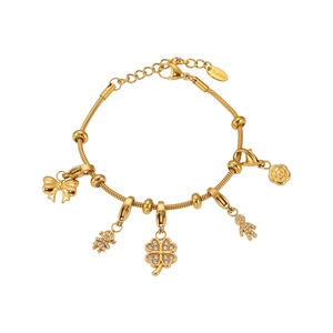 Pulsera de cadena de serpiente en acero dorado con dijes de trébol, lazo y rosa sobre blanco