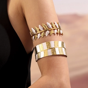 Bracciali rigidi da braccio in acciaio al titanio dorato con design a foglia e geometrico