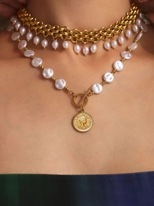 Collier double rang avec perles blanches, pendentif pièce et fermoir à bascule doré