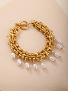 Bracelet triple chaîne dorée avec perles blanches en forme de goutte et fermoir OT