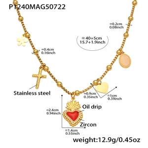 Detail einer goldenen Edelstahlkette mit rotem Öltropfen-Herz und Zirkonia-Anhängern