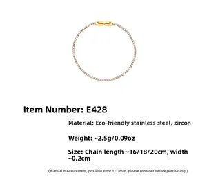 Vue détaillée du bracelet en acier inoxydable doré 18 carats avec zircons brillants