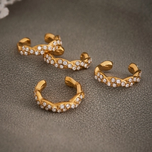 Set de cuatro pendientes ear cuff trenzados bañados en oro con circonitas AAA