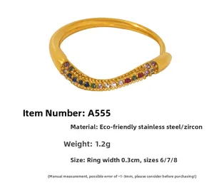 Detail von Wellenring mit bunten Zirkoniasteinen und 18K Goldbeschichtung auf Stahl