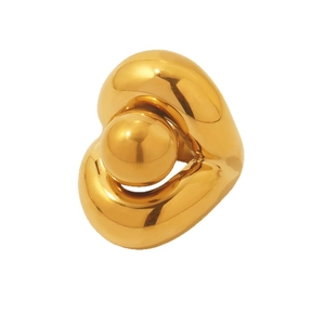 Bague cœur dôme champignon plaquée or 18 carats avec sphère 3D sur fond blanc