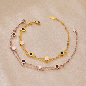 Doppellagige Edelstahl-Armbänder in Gold und Roségold mit Muschel-Inlays und runden Anhängern