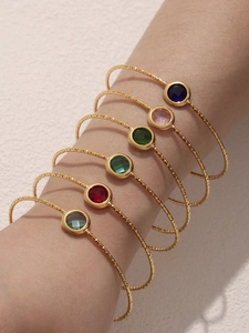 Sechsteiliges Set goldener Armreifen mit facettierten runden tschechischen Glassteinen