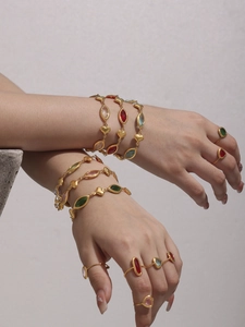 Bracelets empilables plaqués or 18 carats avec cœurs et pierres en verre marquise colorées