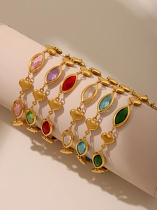 Détail macro du bracelet plaqué or 18k avec pierres en verre colorées et maillons en cœur