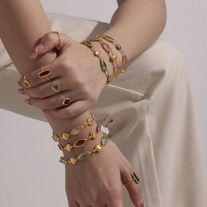 Bracelet et bague plaqués or 18 carats avec pierres en verre colorées style vintage