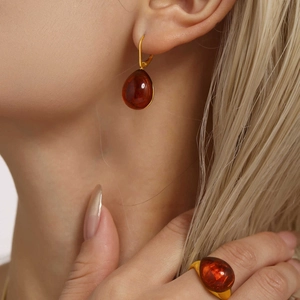 Parure boucles d'oreilles et bague en résine rouge goutte d'eau et acier doré