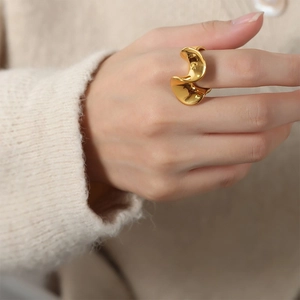 Elegant gold wavy irregular ring for women with PVD plating and modern sculptural design
