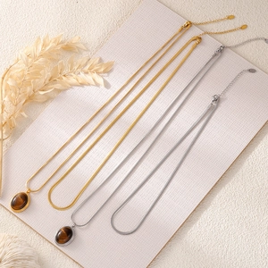 Halskette mit ovalem Tigerauge-Anhänger und eleganten Schlangenketten in Gold und Silber