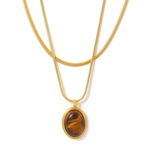 Doppellagige goldene Schlangenkette mit einem ovalen Anhänger aus Tigerauge