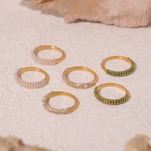 Lot de six bagues en acier titane doré avec imitations perles et pierres de zircon