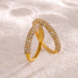 Élégantes boucles d'oreilles créoles plaquées or avec micro cristaux blancs sertis