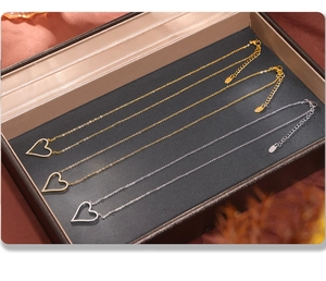 Detail von hohlgeformten Herz-Halsketten mit Mikro-Zirkonia in Gold- und Silbertönen