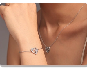 Détail de l'ensemble collier et bracelet à pendentif cœur soleil avec zircons brillants