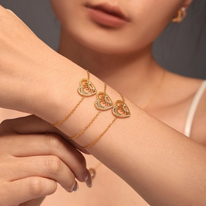 Bracelets empilés en acier inoxydable doré avec cœurs gravés et détails en zircon blanc