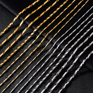 Poliertes Set aus geometrischen Gliederketten in Gold und Silber im minimalistischen Stil